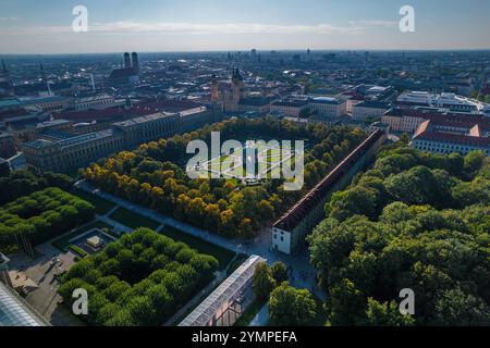 Wunderschöner Blick aus der Vogelperspektive auf den Dianatempel im Münchner Hofgarten, den Garten und die Bayerische Staatskanzlei der Münchner Germa Stockfoto