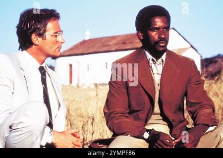 CRY FREEDOM 1987 Universal Pictures Film mit Denzel Washington als Steve Biko und Kevin Kline links als Donald Woods Stockfoto