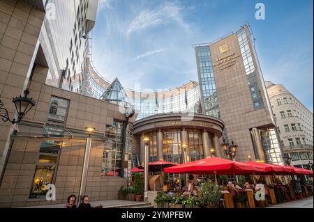 Budapest, Ungarn. August 2022. Äußere des Luxushotels Corvinus Kempinsky. Zwei Männer saßen vorne und beobachteten einander, Leute in der Resta Stockfoto