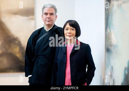 Emden, Deutschland. November 2024. Die Künstlerin Leiko Ikemura und ihr Ehemann Philipp von Matt, ein Architekt aus der Schweiz, sind in der Ausstellung „schwimmende Sphären“ in der Kunsthalle Emden zu sehen. Bis zum 11. Mai 2025 werden insgesamt 76 Werke der Japanisch-schweizerischen Künstlerin gezeigt, die einen Querschnitt ihrer Arbeiten zeigen – von Malerei und Grafik bis hin zu Fotografie, Video und Skulpturen. Quelle: Hauke-Christian Dittrich/dpa/Alamy Live News Stockfoto