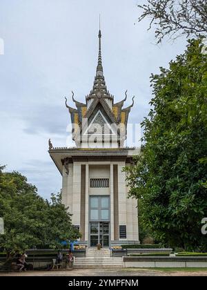 Geschnitzte Statue einer Frau, die ihr Kind in der Cheong Ek Killing Fields Gedenkstätte hält Stockfoto