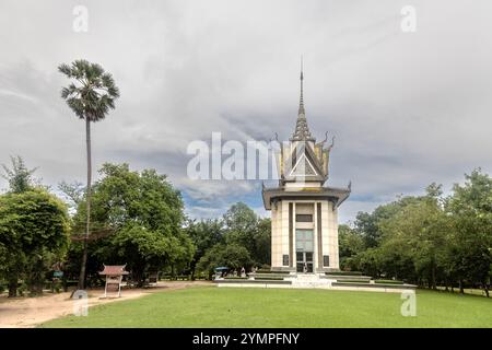 Geschnitzte Statue einer Frau, die ihr Kind in der Cheong Ek Killing Fields Gedenkstätte hält Stockfoto