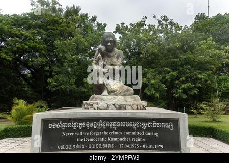 Geschnitzte Statue einer Frau, die ihr Kind in der Cheong Ek Killing Fields Gedenkstätte hält Stockfoto