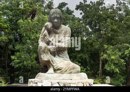 Geschnitzte Statue einer Frau, die ihr Kind in der Cheong Ek Killing Fields Gedenkstätte hält Stockfoto