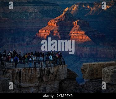Besucher treffen sich am Südrand, um den Sonnenuntergang im Grand Canyon National Park, Arizona, zu bewundern. Stockfoto