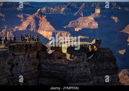 Besucher aus aller Welt treffen sich am Südrand des Grand Canyon entlang der Sicherheitsschiene. Stockfoto