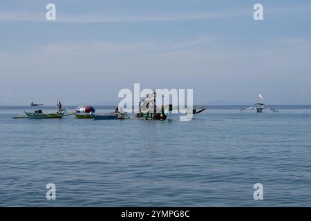 Laiya Beach, Batangas, Philippinen - 16. August 2024: Fischer, die mit dem frühen Morgencach an Land kommen. Die Menschen in den Dörfern der Küstenprovinz leben weiterhin auf traditionelle Weise Stockfoto