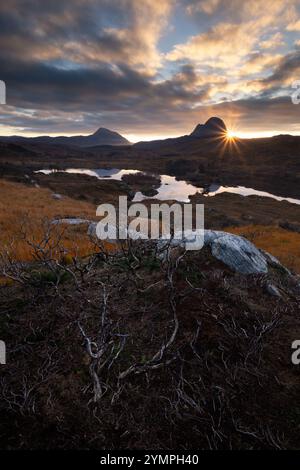 Sonnenaufgang über Loch Druim Suardalain in Assynt, dem nördlichsten Soctland Stockfoto