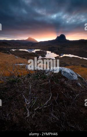 Sonnenaufgang über Loch Druim Suardalain in Assynt, dem nördlichsten Soctland Stockfoto