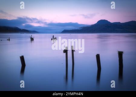 Letzte Ampel am Loch Ness vom Dores Beach in den schottischen Highlands Stockfoto