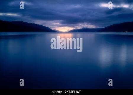 Letzte Ampel am Loch Ness vom Dores Beach in den schottischen Highlands Stockfoto