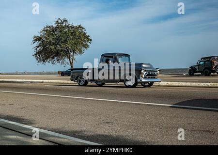Gulfport, MS - 04. Oktober 2023: Weitwinkelansicht eines 1957 Chevrolet 3100 Stepside Pickup Trucks auf einer lokalen Autoshow. Stockfoto