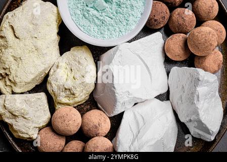 Essbare verschiedene Tonsteine, Tongesteine und Pulver aus nächster Nähe. Verschiedene essbare Kreide oder Ton, Kalziumquelle. Stockfoto