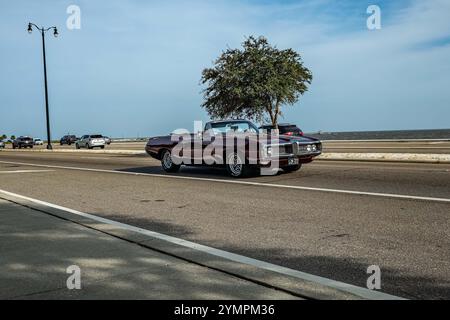 Gulfport, MS - 04. Oktober 2023: Weitwinkelansicht eines Pontiac GTO Cabriolets aus dem Jahr 1968 auf einer lokalen Autoshow. Stockfoto