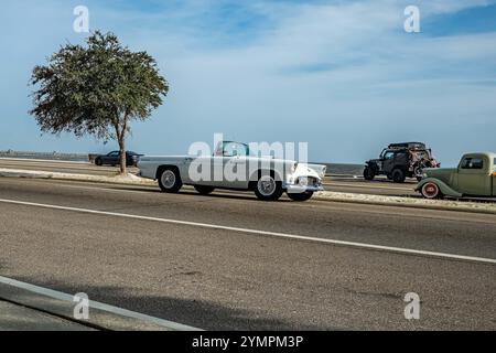 Gulfport, MS - 04. Oktober 2023: Weitwinkelansicht eines Ford Thunderbird Cabriolets aus dem Jahr 1955 auf einer lokalen Autoshow. Stockfoto