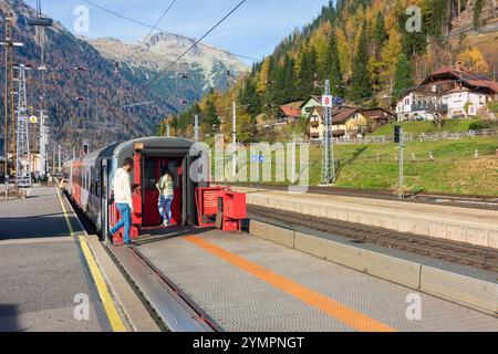 Auto-Shuttle-Zug im Tauernbahntunnel, Autoschleuse Tauernbahn Tauernschleuse, ASTB, Bahnhof Mallnitz Mallnitz Nationalpark hohe Tauern Kärnten, Stockfoto