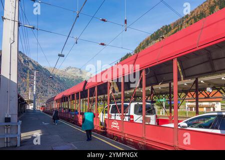 Auto-Shuttle-Zug im Tauernbahntunnel, Autoschleuse Tauernbahn Tauernschleuse, ASTB, Bahnhof Mallnitz Mallnitz Nationalpark hohe Tauern Kärnten, Stockfoto