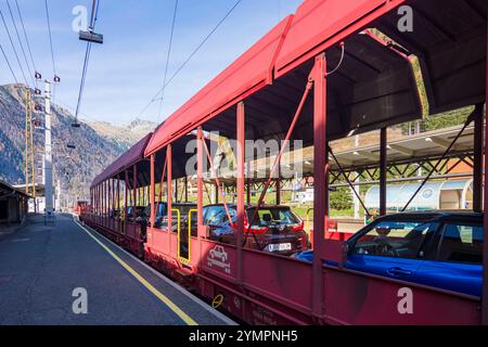 Auto-Shuttle-Zug im Tauernbahntunnel, Autoschleuse Tauernbahn Tauernschleuse, ASTB, Bahnhof Mallnitz Mallnitz Nationalpark hohe Tauern Kärnten, Stockfoto