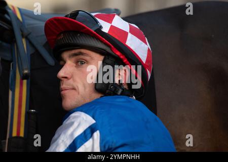 Ascot, Berkshire, Großbritannien. November 2024. Jockey Jonathan Burke nach dem Reiten von KDEUX SAINT FRAY gewann das nicht vergessene Open National Hunt Flat Race (Klasse 3) (Kategorie 1 Elimination) (GBB Race). Besitzer Gracehill UK & Partners, Trainer Olly Murphy, Wilmcote, Züchter Thomas Keating, Sponsor Motoclan. Quelle: Maureen McLean/Alamy Live News Stockfoto