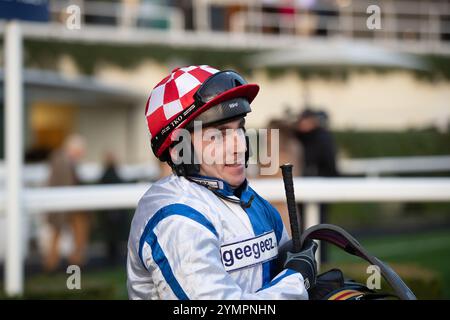 Ascot, Berkshire, Großbritannien. November 2024. Jockey Jonathan Burke nach dem Reiten von KDEUX SAINT FRAY gewann das nicht vergessene Open National Hunt Flat Race (Klasse 3) (Kategorie 1 Elimination) (GBB Race). Besitzer Gracehill UK & Partners, Trainer Olly Murphy, Wilmcote, Züchter Thomas Keating, Sponsor Motoclan. Quelle: Maureen McLean/Alamy Live News Stockfoto