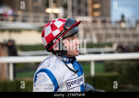 Ascot, Berkshire, Großbritannien. November 2024. Jockey Jonathan Burke nach dem Reiten von KDEUX SAINT FRAY gewann das nicht vergessene Open National Hunt Flat Race (Klasse 3) (Kategorie 1 Elimination) (GBB Race). Besitzer Gracehill UK & Partners, Trainer Olly Murphy, Wilmcote, Züchter Thomas Keating, Sponsor Motoclan. Quelle: Maureen McLean/Alamy Live News Stockfoto