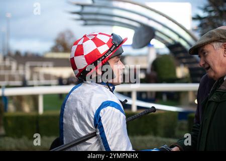 Ascot, Berkshire, Großbritannien. November 2024. Jockey Jonathan Burke nach dem Reiten von KDEUX SAINT FRAY gewann das nicht vergessene Open National Hunt Flat Race (Klasse 3) (Kategorie 1 Elimination) (GBB Race). Besitzer Gracehill UK & Partners, Trainer Olly Murphy, Wilmcote, Züchter Thomas Keating, Sponsor Motoclan. Quelle: Maureen McLean/Alamy Live News Stockfoto