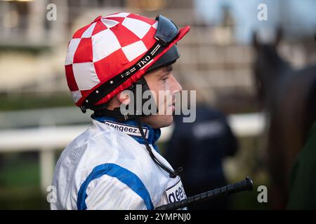 Ascot, Berkshire, Großbritannien. November 2024. Jockey Jonathan Burke nach dem Reiten von KDEUX SAINT FRAY gewann das nicht vergessene Open National Hunt Flat Race (Klasse 3) (Kategorie 1 Elimination) (GBB Race). Besitzer Gracehill UK & Partners, Trainer Olly Murphy, Wilmcote, Züchter Thomas Keating, Sponsor Motoclan. Quelle: Maureen McLean/Alamy Live News Stockfoto