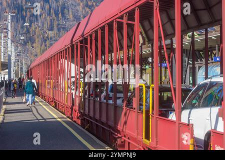 Auto-Shuttle-Zug im Tauernbahntunnel, Autoschleuse Tauernbahn Tauernschleuse, ASTB, Bahnhof Mallnitz Mallnitz Nationalpark hohe Tauern Kärnten, Stockfoto