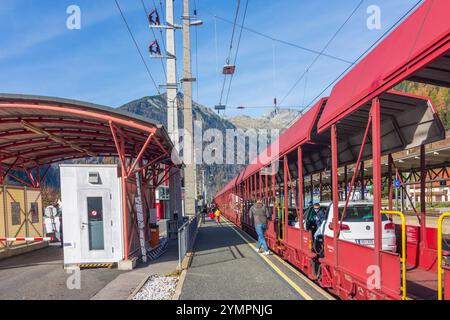 Auto-Shuttle-Zug im Tauernbahntunnel, Autoschleuse Tauernbahn Tauernschleuse, ASTB, Bahnhof Mallnitz Mallnitz Nationalpark hohe Tauern Kärnten, Stockfoto