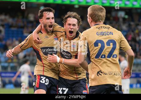Paddington, Australien. November 2024. Thomas Kevin Aquilina (L), Lachlan Ryan Bayliss (C) und Benjamin Gibson (R) von Newcastle Jets FC feiern ein Tor während des fünften Spiels der Isuzu UTE A-League 2024-25 zwischen Newcastle Jets FC und Central Coast Mariners FC, das im Allianz Stadium ausgetragen wird. Endergebnis Newcastle Jets 1:2 Central Coast Mariners (Foto: Luis Veniegra/SOPA Images/SIPA USA) Credit: SIPA USA/Alamy Live News Stockfoto