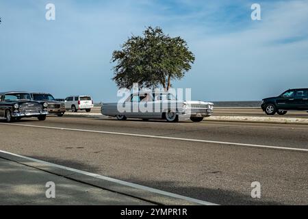 Gulfport, MS - 04. Oktober 2023: Weitwinkelansicht eines Cadillac Coupe Deville aus dem Jahr 1963 auf einer lokalen Autoshow. Stockfoto