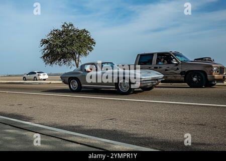 Gulfport, MS - 04. Oktober 2023: Weitwinkelansicht eines 1963 Chevrolet Corvette Stingray Coupés auf einer lokalen Autoshow. Stockfoto