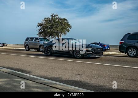 Gulfport, MS - 04. Oktober 2023: Weitwinkelansicht eines Ford Mustang GT Premium Coupés aus dem Jahr 2018 auf einer lokalen Automobilausstellung. Stockfoto