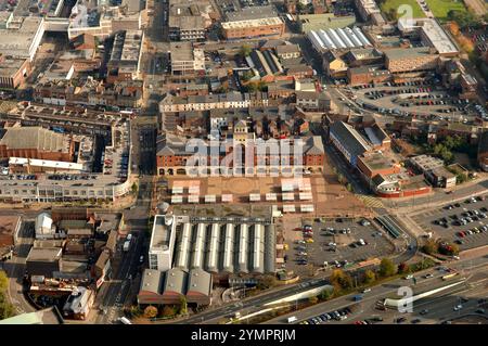 Blick aus der Vogelperspektive auf den Außenmarkt im Stadtzentrum von Wolverhampton und moderne Apartments. Stockfoto