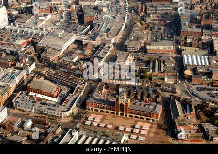 Blick aus der Vogelperspektive auf den Außenmarkt im Stadtzentrum von Wolverhampton und moderne Apartments. Stockfoto
