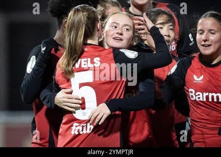 Leverkusen, Deutschland. November 2024. Torjubel nach dem 1:0 durch Sofie Zdebel (Bayer 04 Leverkusen, 16); Bayer 04 Leverkusen - 1. FFC Turbine Potsdam; Frauen DFB-Pokal Achtelfinale am 22.11.2024 im Ulrich-Haberland-Stadion in Leverkusen (Nordrhein-Westfalen). DFL-VORSCHRIFTEN VERBIETEN DIE VERWENDUNG VON FOTOS ALS BILDSEQUENZEN UND/ODER QUASI-VIDEO. Quelle: dpa/Alamy Live News Stockfoto