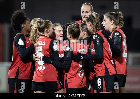 Leverkusen, Deutschland. November 2024. Torjubel nach dem 1:0 durch Sofie Zdebel (Bayer 04 Leverkusen, 16); Bayer 04 Leverkusen - 1. FFC Turbine Potsdam; Frauen DFB-Pokal Achtelfinale am 22.11.2024 im Ulrich-Haberland-Stadion in Leverkusen (Nordrhein-Westfalen). DFL-VORSCHRIFTEN VERBIETEN DIE VERWENDUNG VON FOTOS ALS BILDSEQUENZEN UND/ODER QUASI-VIDEO. Quelle: dpa/Alamy Live News Stockfoto