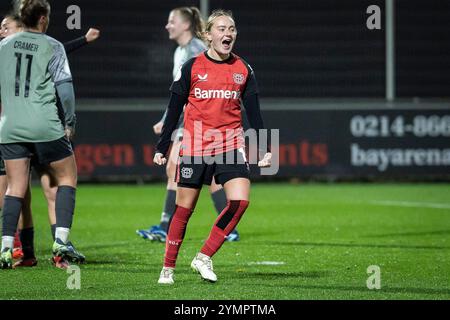 Leverkusen, Deutschland. November 2024. Torjubel nach dem 1:0 bei Sofie Zdebel (Bayer 04 Leverkusen, 16); Bayer 04 Leverkusen - 1. FFC Turbine Potsdam; Frauen DFB-Pokal Achtelfinale am 22.11.2024 im Ulrich-Haberland-Stadion in Leverkusen (Nordrhein-Westfalen). DFL-VORSCHRIFTEN VERBIETEN DIE VERWENDUNG VON FOTOS ALS BILDSEQUENZEN UND/ODER QUASI-VIDEO. Quelle: dpa/Alamy Live News Stockfoto