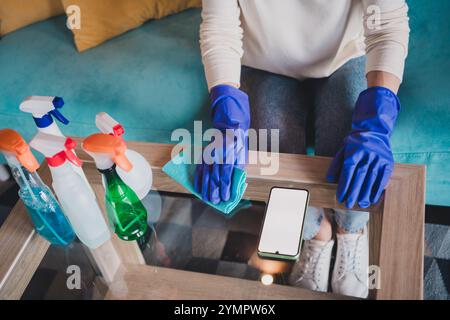 Zugeschnittenes Foto von Frau gekleidetes weißes Hemd, die Hausarbeit macht modernes Gadget leerer Raum im Haus Appartementzimmer Stockfoto