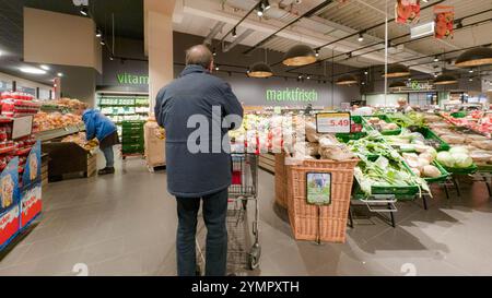 Hamburg, Deutschland. November 2024. Ein Kunde steht vor dem Gemüsebereich in einem Supermarkt. Quelle: Markus Scholz/dpa/Alamy Live News Stockfoto