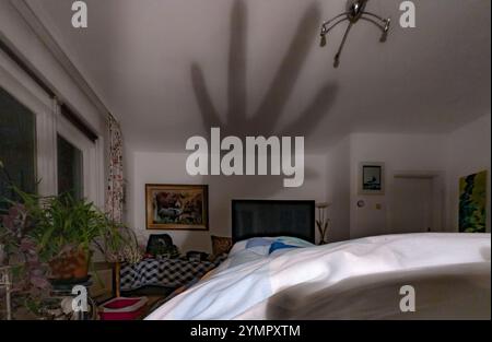 Hamburg, Deutschland. November 2024. Symbolisches Bild für Angst im Bett. Quelle: Markus Scholz/dpa/Alamy Live News Stockfoto