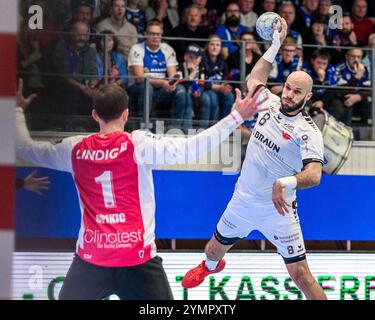 Eisenach, Deutschland. November 2024. Matija Spikic (ThSV Eisenach, Nr. 1), Adrian Sipos (Kreislaeufer, MT Melsungen, Nr. 8) GER, Thüringen, ThSV Eisenach gegen MT Melsungen, Handball, Daikin 1. Handballbundesliga, 11.Spieltag, Saison 2024/2025, Freitag, 22.11.2024, 19,00 Uhr Foto: Eibner-Pressefoto/Martin Herbst Credit: dpa/Alamy Live News Stockfoto