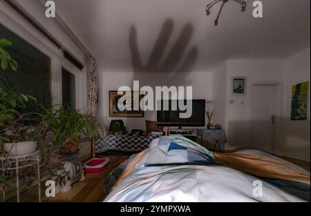 Hamburg, Deutschland. November 2024. Symbolisches Bild für Angst im Bett. Quelle: Markus Scholz/dpa/Alamy Live News Stockfoto