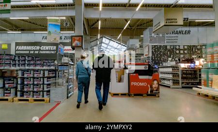 Hamburg, Deutschland. November 2024. Kunden laufen durch einen Baumärkelladen. Quelle: Markus Scholz/dpa/Alamy Live News Stockfoto