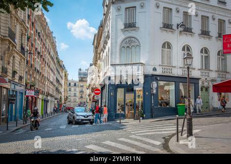 Paris, FRA - 07. Juli 2018: Stadtleben im weltberühmten Montmartre-Viertel Stockfoto