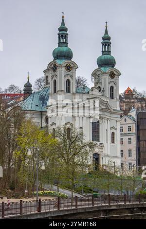 Stadtlandschaft im Winter. Stadtlandschaft mit historischen Gebäuden in einer Altstadt aus der Barockzeit. Stadtbild Karlsbad, Tschechien Stockfoto