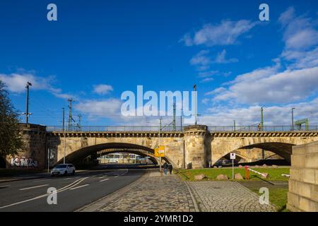 Dresden Altstadt als Marienbrücke werden in Dresden zwei unmittelbar nebeneinander liegende Brücken über die Elbe zwischen Wilsdruffer Vorstadt und der Inneren Neustadt bezeichnet. Die 434 m lange Steinbogenbrücke bei Elbkilometer 56,5 besteht seit 1852 und war als zunächst kombinierte Straßen- und Eisenbahnbrücke nach der alten Augustusbrücke aus den 1730er Jahren die zweite feste Elbquerung in Dresden. Die Marienbrücke ist die älteste Elbbrücke der Stadt. Dresden Sachsen Deutschland *** Dresden Altstadt in Dresden, die Marienbrücke, ist der Name zweier Brücken über die Elbe zwischen Wilsd Stockfoto