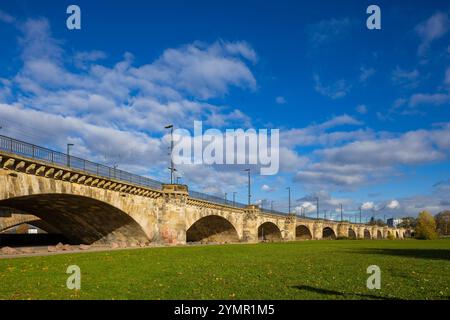 Dresden Altstadt als Marienbrücke werden in Dresden zwei unmittelbar nebeneinander liegende Brücken über die Elbe zwischen Wilsdruffer Vorstadt und der Inneren Neustadt bezeichnet. Die 434 m lange Steinbogenbrücke bei Elbkilometer 56,5 besteht seit 1852 und war als zunächst kombinierte Straßen- und Eisenbahnbrücke nach der alten Augustusbrücke aus den 1730er Jahren die zweite feste Elbquerung in Dresden. Die Marienbrücke ist die älteste Elbbrücke der Stadt. Dresden Sachsen Deutschland *** Dresden Altstadt in Dresden, die Marienbrücke, ist der Name zweier Brücken über die Elbe zwischen Wilsd Stockfoto