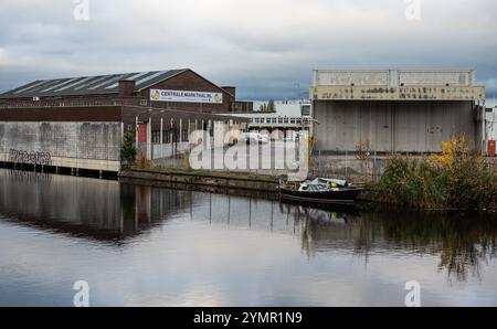 Häuser, verlassene Industrie und Boote reflektieren im westlichen Marktkanal in Amsterdam, Niederlande, 15. November 2024 Stockfoto