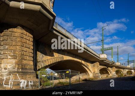 Dresden Altstadt als Marienbrücke werden in Dresden zwei unmittelbar nebeneinander liegende Brücken über die Elbe zwischen Wilsdruffer Vorstadt und der Inneren Neustadt bezeichnet. Die 434 m lange Steinbogenbrücke bei Elbkilometer 56,5 besteht seit 1852 und war als zunächst kombinierte Straßen- und Eisenbahnbrücke nach der alten Augustusbrücke aus den 1730er Jahren die zweite feste Elbquerung in Dresden. Die Marienbrücke ist die älteste Elbbrücke der Stadt. Dresden Sachsen Deutschland *** Dresden Altstadt in Dresden, die Marienbrücke, ist der Name zweier Brücken über die Elbe zwischen Wilsd Stockfoto